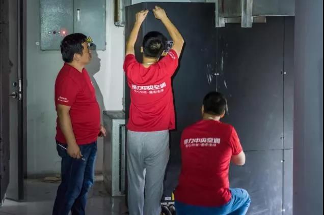 地鐵里為什么這么涼快？為維持25°C，有群空調工程師在高溫下忙碌