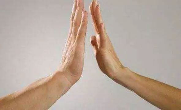 每天這樣拍手100次 ，彌補久坐傷害，快來給內臟按按摩